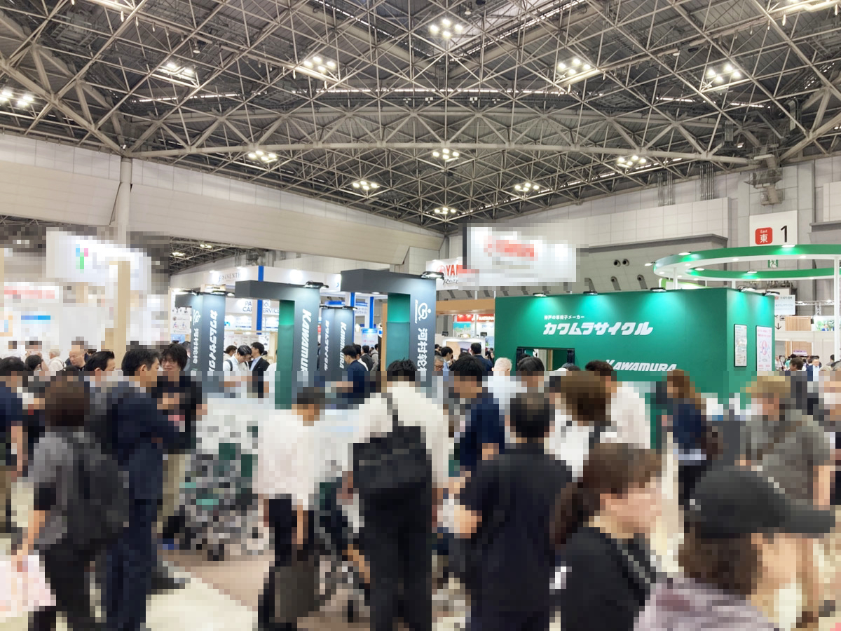 国際福祉機器展で車いすを展示しているカワムラサイクルのブース