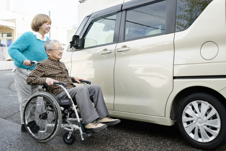 車でのお出かけをもっと快適にする車いす選び